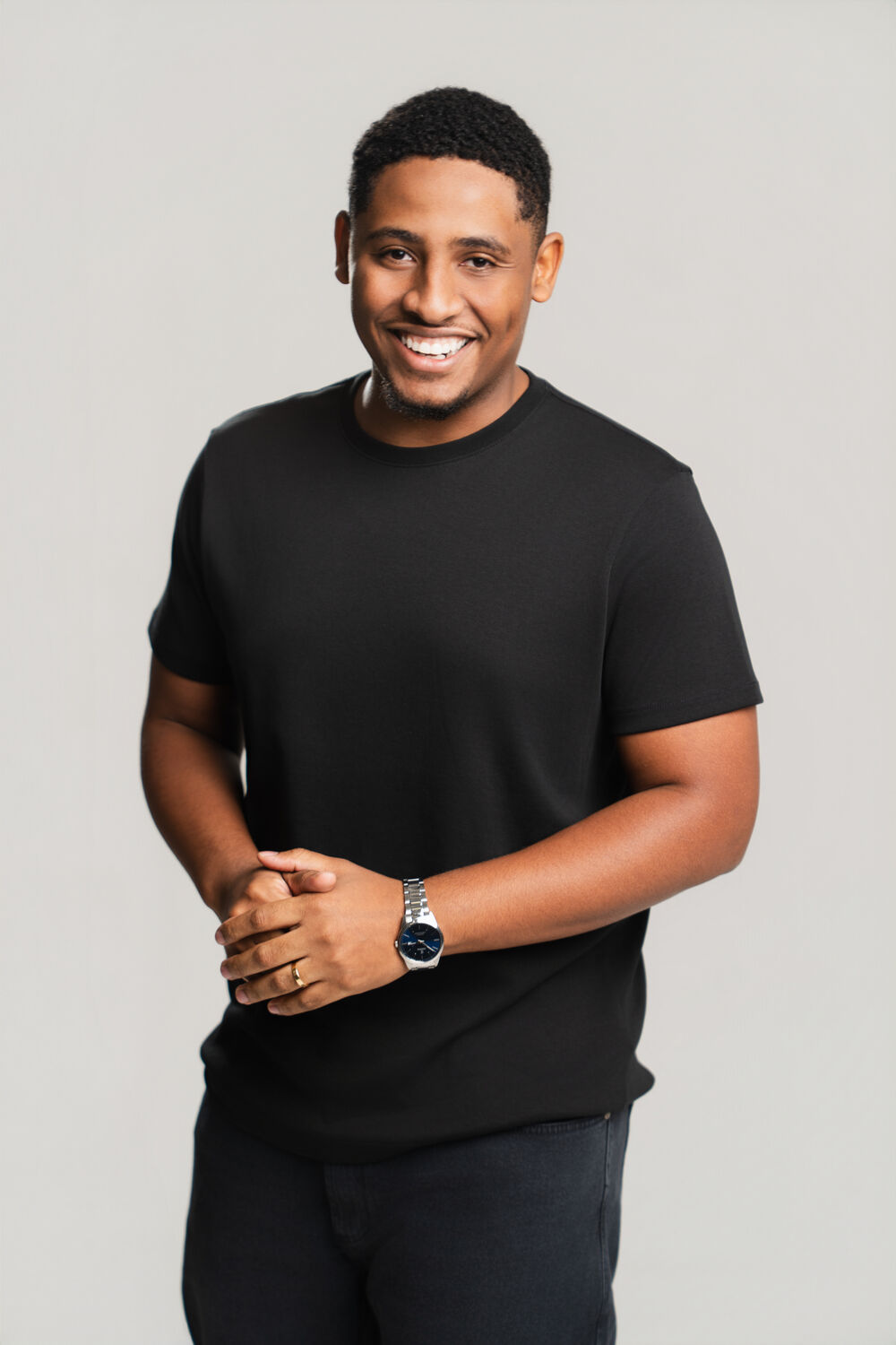 Gabriel Vital, estrategista de marketing, sorrindo em estúdio